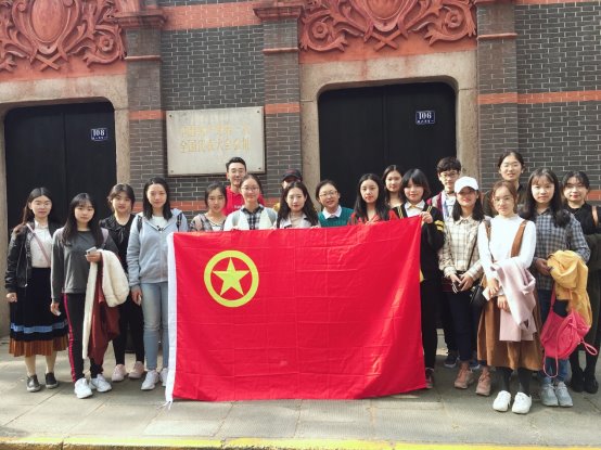 C:\Users\PC\Desktop\F1814102团日活动新闻稿件及照片\F1814102团日活动新闻稿件及照片\中共一大会址 集体照.jpg