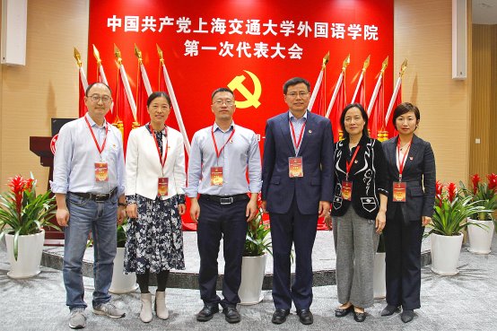 一群人站在一起

描述已自动生成