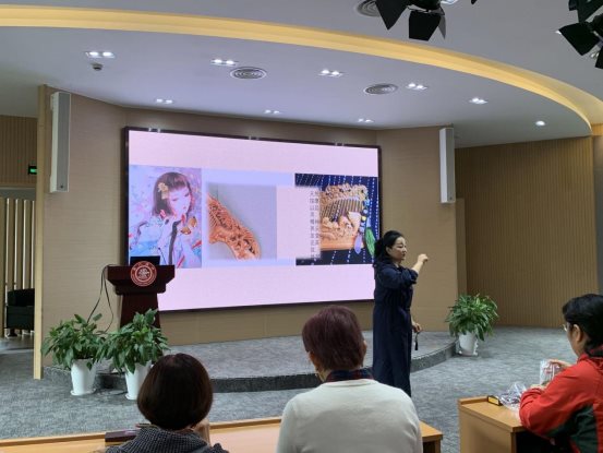 人们在看台上的人在房间里

中度可信度描述已自动生成
