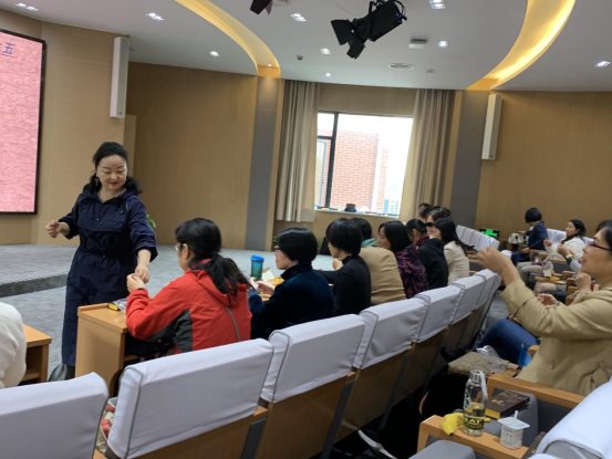 人们在看台上的人在房间里

中度可信度描述已自动生成