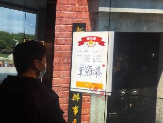 建物, 人, 男, 立つ が含まれている画像

自動的に生成された説明