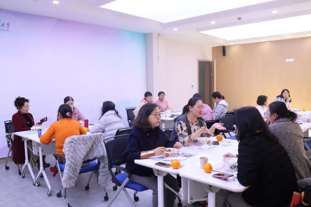 外国语学院举办女教师年末茶话会，共话健康生活迎新年