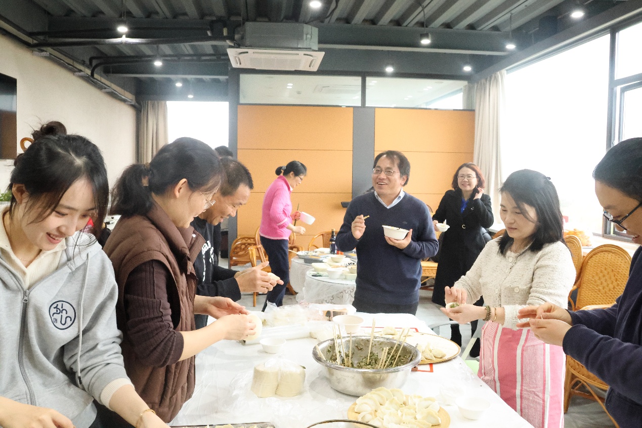 饺香暖寒冬 同心聚温情——外国语学院工会举办冬至包饺子活动